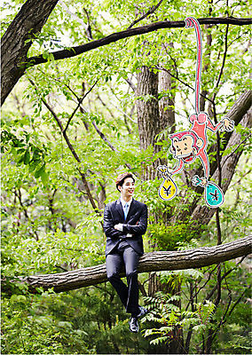 나무 편집이미지 남자 합성일러스트 한명 성인 경제 한국인 원숭이 비즈니스맨 돈자루 엔 숲 합성 이미지편집 AI파일 식물 1 돈 비즈니스 포유류 사람 동양인 직장인 파일형식 벡터