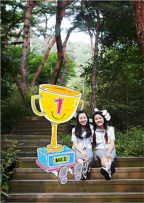 나무 편집이미지 여학생 여자 교육 교복 청소년 합성일러스트 두명 친구 계단 숲 트로피 합성 이미지편집 AI파일 식물 학생 옷 관계 사람 상_우승 파일형식 벡터