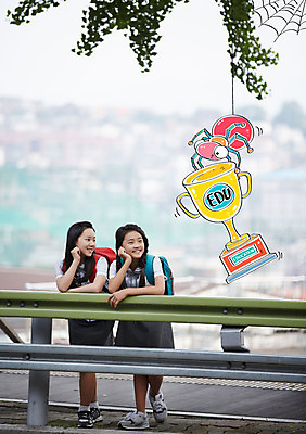 주간 편집이미지 학생 여학생 여자 교육 난간 책가방 합성일러스트 야외 두명 한국인 거미줄 트로피 합성 거미 이미지편집 AI파일 자연요소 곤충 가방 사람 동양인 상_우승 파일형식 벡터