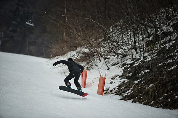 포토 JPG 주간 전신 남자 겨울 스키장 한명 20대 성인 야외 설원 점프 한국인 스노우보드 묘기 스키복 스노우보더 용평스키장 청년남자한명만 성인남자한명만 국내포토 자연요소 1 옷 계절 모션 스키 운동선수 눈_날씨 사람 동양인 청년 보드_스포츠 용평 남자한명만 성인남자만 청년남자만 파일형식