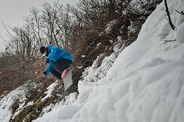 포토 JPG 주간 전신 남자 겨울 스키장 고글 한명 성인 야외 30대 설원 점프 한국인 스노우보드 묘기 스키복 스노우보더 용평스키장 성인남자한명만 장년남자한명만 국내포토 자연요소 1 옷 계절 모션 스키 운동선수 눈_날씨 사람 동양인 장년 보드_스포츠 용평 남자한명만 성인남자만 장년남자만 파일형식