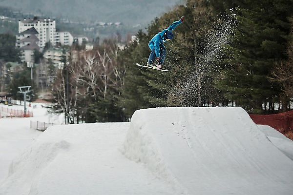 포토 JPG 주간 전신 남자 겨울 스키장 고글 한명 성인 야외 30대 설원 점프 한국인 스노우보드 헬멧 묘기 스키복 스노우보더 용평스키장 성인남자한명만 장년남자한명만 국내포토 자연요소 1 옷 계절 모션 스키 운동선수 눈_날씨 사람 동양인 장년 보드_스포츠 보호장비 용평 남자한명만 성인남자만 장년남자만 파일형식