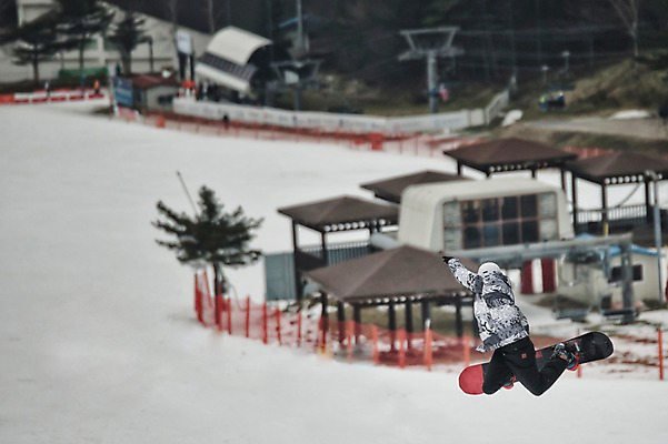 포토 JPG 주간 전신 남자 겨울 스키장 한명 20대 성인 야외 점프 한국인 스노우보드 헬멧 묘기 스키복 스노우보더 용평스키장 청년남자한명만 성인남자한명만 국내포토 자연요소 1 옷 계절 모션 스키 운동선수 사람 동양인 청년 보드_스포츠 보호장비 용평 남자한명만 성인남자만 청년남자만 파일형식
