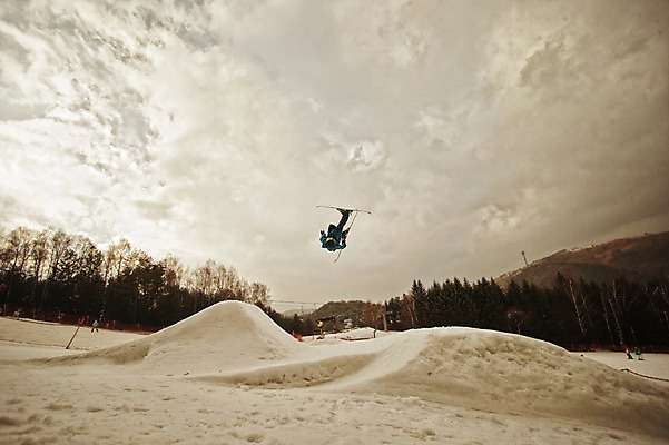 포토 JPG 주간 전신 남자 겨울 스키 스키장 고글 한명 성인 야외 30대 설원 점프 한국인 헬멧 묘기 스키복 스키선수 용평스키장 성인남자한명만 장년남자한명만 국내포토 자연요소 1 옷 계절 모션 겨울스포츠 운동선수 눈_날씨 사람 동양인 장년 보호장비 용평 남자한명만 성인남자만 장년남자만 파일형식