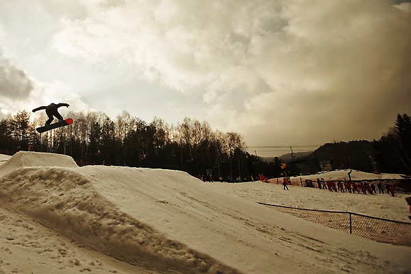 포토 JPG 주간 전신 남자 겨울 스키장 한명 20대 성인 야외 설원 점프 한국인 스노우보드 묘기 스키복 스노우보더 용평스키장 청년남자한명만 성인남자한명만 국내포토 자연요소 1 옷 계절 모션 스키 운동선수 눈_날씨 사람 동양인 청년 보드_스포츠 용평 남자한명만 성인남자만 청년남자만 파일형식