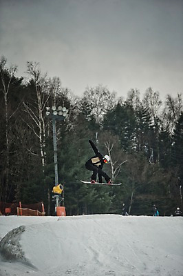 포토 JPG 주간 전신 남자 겨울 스키장 고글 한명 20대 성인 야외 설원 점프 한국인 스노우보드 헬멧 묘기 스키복 스노우보더 용평스키장 청년남자한명만 성인남자한명만 국내포토 자연요소 1 옷 계절 모션 스키 운동선수 눈_날씨 사람 동양인 청년 보드_스포츠 보호장비 용평 남자한명만 성인남자만 청년남자만 파일형식