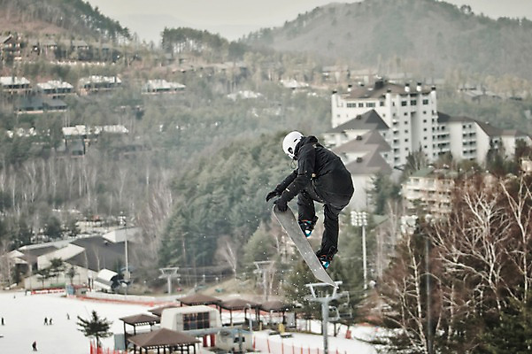 포토 JPG 주간 전신 남자 겨울 스키장 한명 20대 성인 야외 점프 한국인 스노우보드 헬멧 묘기 스키복 스노우보더 용평스키장 청년남자한명만 성인남자한명만 국내포토 자연요소 1 옷 계절 모션 스키 운동선수 사람 동양인 청년 보드_스포츠 보호장비 용평 남자한명만 성인남자만 청년남자만 파일형식