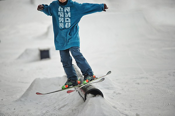 포토 JPG 주간 남자 겨울 스키 스키장 한명 서기 성인 야외 30대 설원 한국인 하반신 묘기 스키복 스키선수 용평스키장 국내포토 자연요소 1 옷 계절 모션 겨울스포츠 운동선수 눈_날씨 사람 동양인 장년 용평 파일형식