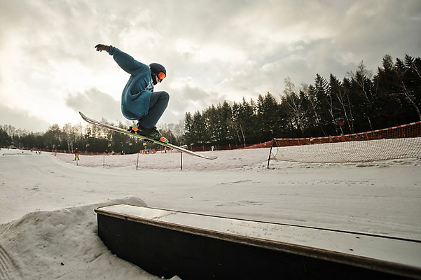 포토 JPG 주간 전신 남자 겨울 스키 스키장 고글 한명 성인 야외 30대 설원 한국인 헬멧 묘기 스키복 스키선수 용평스키장 성인남자한명만 장년남자한명만 국내포토 자연요소 1 옷 계절 겨울스포츠 운동선수 눈_날씨 사람 동양인 장년 보호장비 용평 남자한명만 성인남자만 장년남자만 파일형식