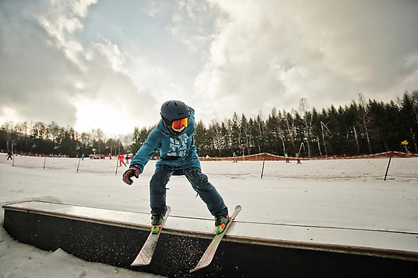포토 JPG 주간 전신 남자 겨울 스키 스키장 고글 한명 성인 야외 30대 설원 한국인 헬멧 묘기 스키복 스키선수 용평스키장 성인남자한명만 장년남자한명만 국내포토 자연요소 1 옷 계절 겨울스포츠 운동선수 눈_날씨 사람 동양인 장년 보호장비 용평 남자한명만 성인남자만 장년남자만 파일형식