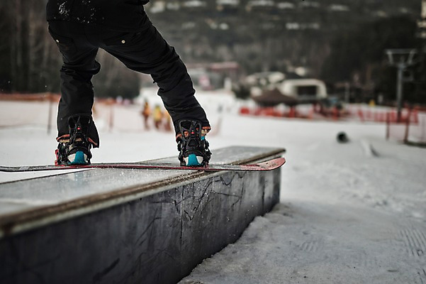 포토 JPG 주간 남자 겨울 스키장 한명 20대 성인 야외 신체부위 설원 한국인 하반신 다리 스노우보드 묘기 스키복 스노우보더 용평스키장 국내포토 자연요소 1 옷 계절 스키 운동선수 눈_날씨 사람 동양인 청년 보드_스포츠 용평 파일형식