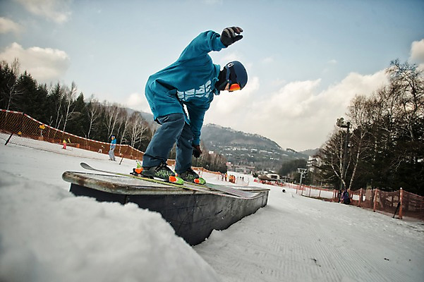 포토 JPG 주간 전신 남자 겨울 스키 스키장 고글 한명 성인 야외 30대 설원 한국인 헬멧 묘기 스키복 스키선수 용평스키장 성인남자한명만 장년남자한명만 국내포토 자연요소 1 옷 계절 겨울스포츠 운동선수 눈_날씨 사람 동양인 장년 보호장비 용평 남자한명만 성인남자만 장년남자만 파일형식