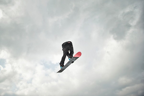 포토 JPG 주간 남자 로우앵글 겨울 하늘 스키장 한명 20대 성인 야외 점프 한국인 하반신 스노우보드 묘기 스키복 스노우보더 용평스키장 국내포토 자연요소 1 옷 계절 뷰포인트 모션 스키 운동선수 사람 동양인 청년 보드_스포츠 용평 파일형식