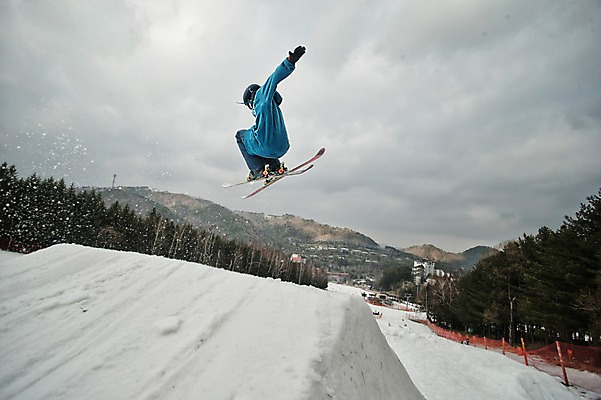 포토 JPG 주간 전신 남자 겨울 하늘 스키 스키장 한명 성인 야외 30대 점프 한국인 헬멧 묘기 스키복 스키선수 용평스키장 성인남자한명만 장년남자한명만 국내포토 자연요소 1 옷 계절 모션 겨울스포츠 운동선수 사람 동양인 장년 보호장비 용평 남자한명만 성인남자만 장년남자만 파일형식