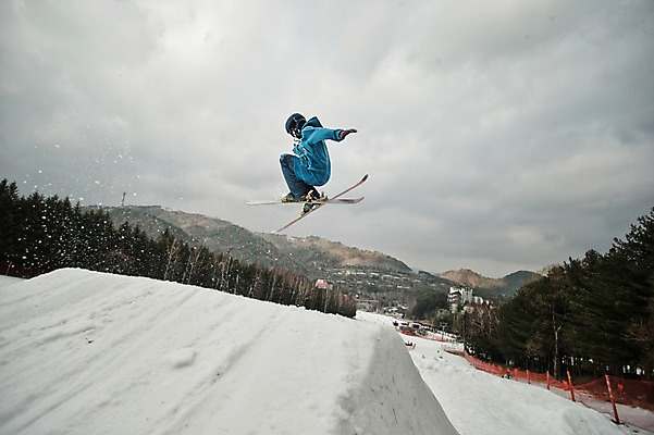 포토 JPG 주간 전신 남자 겨울 하늘 스키 스키장 한명 성인 야외 30대 점프 한국인 헬멧 묘기 스키복 스키선수 용평스키장 성인남자한명만 장년남자한명만 국내포토 자연요소 1 옷 계절 모션 겨울스포츠 운동선수 사람 동양인 장년 보호장비 용평 남자한명만 성인남자만 장년남자만 파일형식
