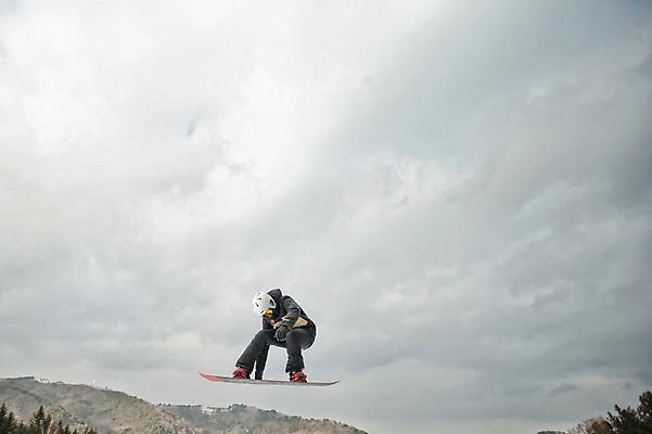 포토 JPG 주간 전신 남자 겨울 하늘 스키장 고글 한명 20대 성인 야외 점프 한국인 스노우보드 헬멧 묘기 스키복 스노우보더 용평스키장 청년남자한명만 성인남자한명만 국내포토 자연요소 1 옷 계절 모션 스키 운동선수 사람 동양인 청년 보드_스포츠 보호장비 용평 남자한명만 성인남자만 청년남자만 파일형식