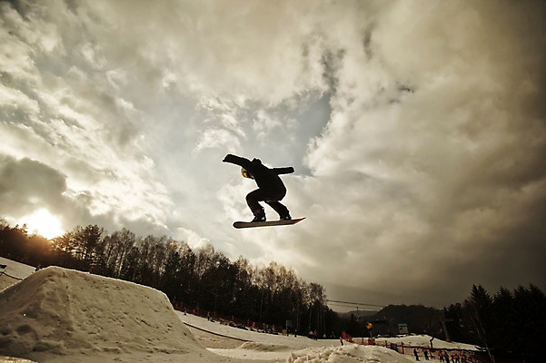 포토 JPG 주간 전신 남자 겨울 하늘 스키장 고글 한명 20대 성인 야외 점프 한국인 스노우보드 헬멧 묘기 스키복 스노우보더 용평스키장 청년남자한명만 성인남자한명만 국내포토 자연요소 1 옷 계절 모션 스키 운동선수 사람 동양인 청년 보드_스포츠 보호장비 용평 남자한명만 성인남자만 청년남자만 파일형식