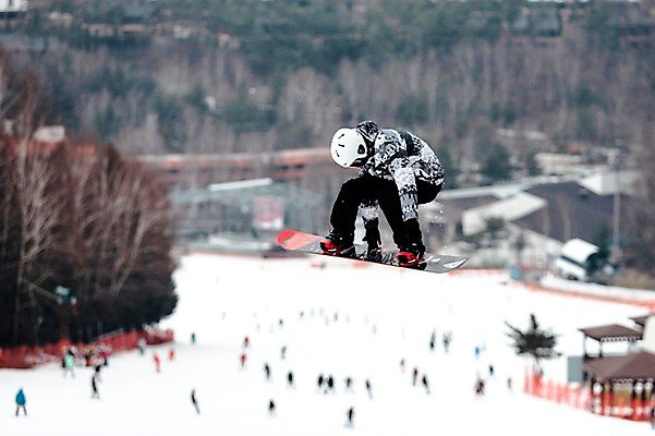포토 JPG 주간 전신 남자 겨울 스키장 고글 한명 20대 성인 야외 점프 한국인 스노우보드 헬멧 묘기 스키복 스노우보더 용평스키장 청년남자한명만 성인남자한명만 국내포토 자연요소 1 옷 계절 모션 스키 운동선수 사람 동양인 청년 보드_스포츠 보호장비 용평 남자한명만 성인남자만 청년남자만 파일형식