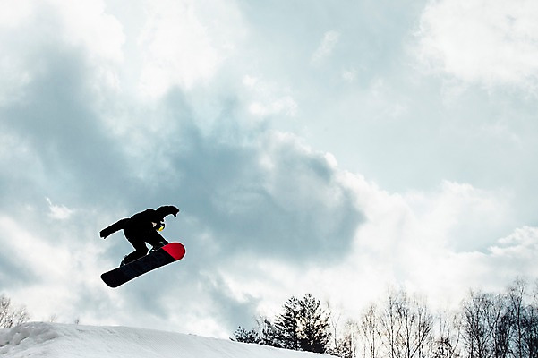 포토 JPG 주간 전신 남자 겨울 하늘 스키장 고글 한명 20대 성인 야외 점프 한국인 스노우보드 헬멧 묘기 스키복 스노우보더 용평스키장 청년남자한명만 성인남자한명만 국내포토 자연요소 1 옷 계절 모션 스키 운동선수 사람 동양인 청년 보드_스포츠 보호장비 용평 남자한명만 성인남자만 청년남자만 파일형식