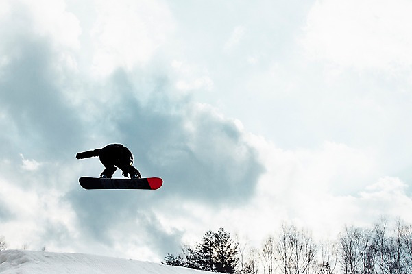 포토 JPG 주간 전신 남자 겨울 하늘 스키장 고글 한명 20대 성인 야외 점프 한국인 스노우보드 헬멧 묘기 스키복 스노우보더 용평스키장 청년남자한명만 성인남자한명만 국내포토 자연요소 1 옷 계절 모션 스키 운동선수 사람 동양인 청년 보드_스포츠 보호장비 용평 남자한명만 성인남자만 청년남자만 파일형식