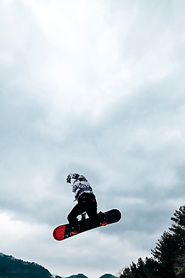 포토 JPG 주간 전신 남자 겨울 하늘 스키장 한명 20대 성인 야외 점프 한국인 스노우보드 묘기 스키복 스노우보더 용평스키장 청년남자한명만 성인남자한명만 국내포토 자연요소 1 옷 계절 모션 스키 운동선수 사람 동양인 청년 보드_스포츠 용평 남자한명만 성인남자만 청년남자만 파일형식