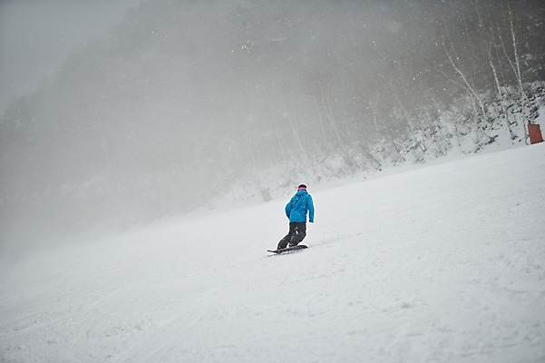 포토 JPG 주간 전신 남자 겨울 스키장 고글 한명 서기 야외 30대 설원 한국인 스노우보드 스키복 스노우보더 활강 용평스키장 성인남자한명만 장년남자한명만 국내포토 자연요소 1 옷 계절 모션 스키 운동선수 눈_날씨 사람 동양인 장년 보드_스포츠 용평 남자한명만 성인남자만 장년남자만 파일형식