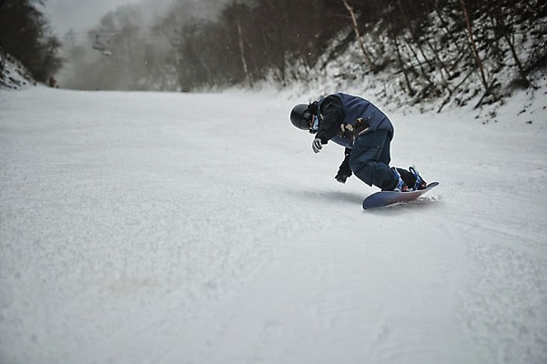 포토 JPG 주간 전신 남자 겨울 스키장 고글 한명 서기 야외 30대 설원 한국인 스노우보드 헬멧 스키복 스노우보더 활강 용평스키장 성인남자한명만 장년남자한명만 국내포토 자연요소 1 옷 계절 모션 스키 운동선수 눈_날씨 사람 동양인 장년 보드_스포츠 보호장비 용평 남자한명만 성인남자만 장년남자만 파일형식