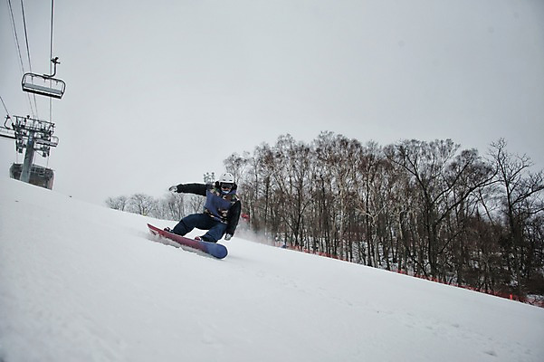 포토 자연요소 1 옷 계절 모션 스키 스키장 운동선수 눈_날씨 사람 동양인 장년 보드_스포츠 보호장비 용평 남자한명만 성인남자만 장년남자만 파일형식 서기 전신 리프트 설원 활강 스노우보드 스노우보더 30대 한명 주간 야외 스키복 한국인 남자 헬멧 고글 JPG 겨울 성인남자한명만 장년남자한명만 용평스키장 국내포토