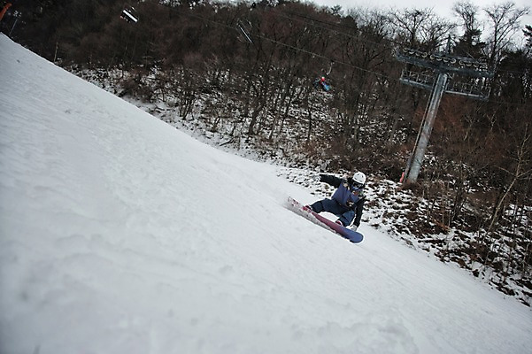 포토 JPG 주간 전신 남자 겨울 스키장 고글 한명 서기 야외 30대 설원 한국인 스노우보드 헬멧 스키복 스노우보더 활강 눈보라 용평스키장 성인남자한명만 장년남자한명만 국내포토 자연요소 1 옷 계절 모션 스키 운동선수 눈_날씨 사람 동양인 장년 보드_스포츠 보호장비 용평 남자한명만 성인남자만 장년남자만 파일형식