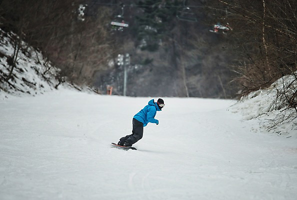 포토 자연요소 1 옷 계절 모션 스키 스키장 운동선수 눈_날씨 사람 동양인 장년 보드_스포츠 용평 남자한명만 성인남자만 장년남자만 파일형식 설원 활강 스노우보드 스노우보더 서기 전신 30대 한명 주간 야외 스키복 한국인 남자 고글 JPG 겨울 성인남자한명만 장년남자한명만 용평스키장 국내포토