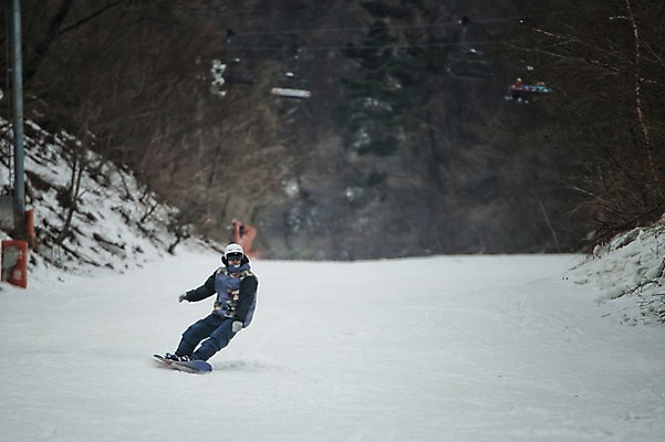포토 자연요소 1 옷 계절 모션 스키 스키장 운동선수 눈_날씨 사람 동양인 장년 보드_스포츠 보호장비 용평 남자한명만 성인남자만 장년남자만 파일형식 설원 활강 스노우보드 스노우보더 서기 전신 30대 한명 주간 야외 스키복 한국인 남자 헬멧 고글 JPG 겨울 성인남자한명만 장년남자한명만 용평스키장 국내포토
