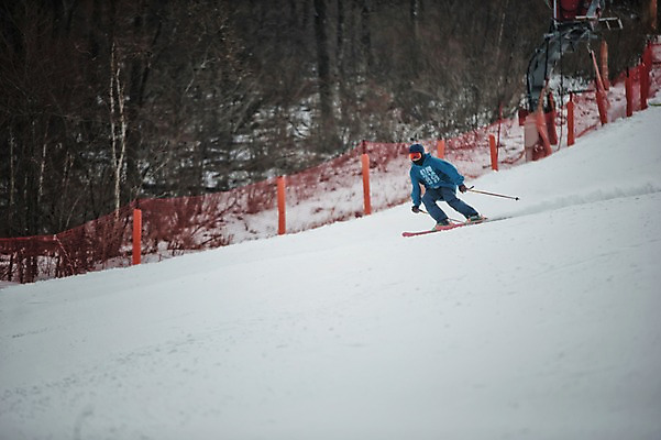 포토 자연요소 1 옷 계절 뷰포인트 모션 스키 겨울스포츠 스키장 운동선수 눈_날씨 사람 동양인 장년 보호장비 스키용품 용평 남자한명만 성인남자만 장년남자만 파일형식 옆모습 설원 활강 스키선수 서기 전신 30대 한명 주간 야외 스키복 한국인 남자 헬멧 고글 폴 JPG 겨울 성인남자한명만 장년남자한명만 용평스키장 국내포토