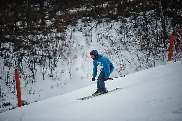 포토 자연요소 1 옷 계절 뷰포인트 모션 스키 겨울스포츠 스키장 운동선수 눈_날씨 사람 동양인 장년 보호장비 스키용품 용평 남자한명만 성인남자만 장년남자만 파일형식 옆모습 설원 활강 스키선수 서기 전신 30대 한명 주간 야외 스키복 한국인 남자 헬멧 고글 폴 JPG 겨울 성인남자한명만 장년남자한명만 용평스키장 국내포토