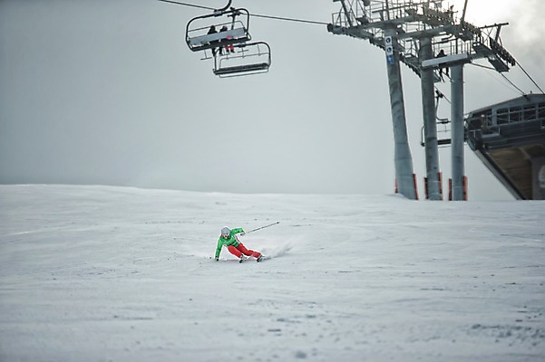포토 자연요소 1 옷 계절 모션 스키 겨울스포츠 스키장 운동선수 눈_날씨 사람 동양인 청년 보호장비 스키용품 용평 남자한명만 성인남자만 청년남자만 파일형식 리프트 설원 활강 서기 전신 스키선수 20대 한명 눈보라 주간 야외 스키복 한국인 남자 헬멧 고글 폴 JPG 겨울 성인남자한명만 청년남자한명만 용평스키장 국내포토