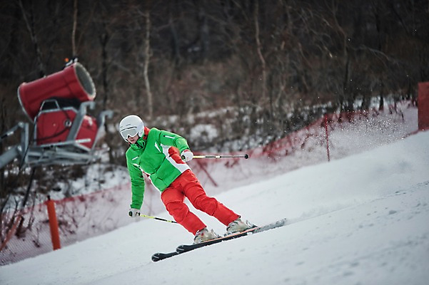 포토 JPG 주간 전신 남자 겨울 스키 스키장 고글 한명 서기 20대 야외 옆모습 설원 한국인 헬멧 스키복 스키선수 폴 활강 용평스키장 청년남자한명만 성인남자한명만 국내포토 자연요소 1 옷 계절 뷰포인트 모션 겨울스포츠 운동선수 눈_날씨 사람 동양인 청년 보호장비 스키용품 용평 남자한명만 성인남자만 청년남자만 파일형식