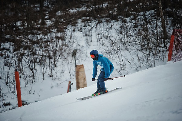 포토 자연요소 1 옷 계절 뷰포인트 모션 스키 겨울스포츠 스키장 운동선수 눈_날씨 사람 동양인 장년 보호장비 스키용품 용평 남자한명만 성인남자만 장년남자만 파일형식 설원 활강 스키선수 서기 옆모습 전신 30대 한명 주간 야외 스키복 한국인 남자 헬멧 고글 폴 JPG 겨울 성인남자한명만 장년남자한명만 용평스키장 국내포토