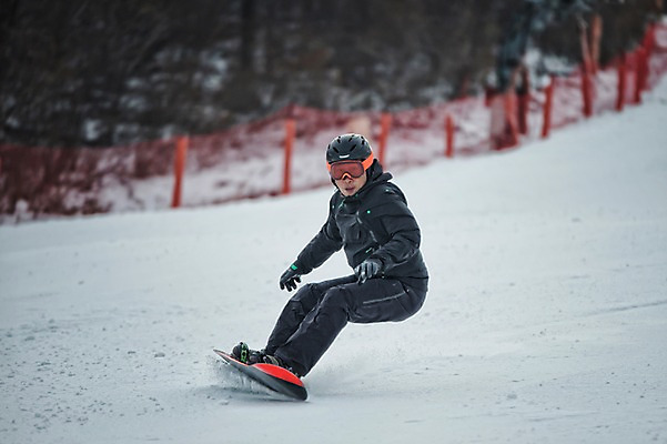 포토 JPG 주간 전신 남자 40대 겨울 스키장 고글 한명 서기 야외 옆모습 설원 한국인 스노우보드 헬멧 스키복 스노우보더 활강 용평스키장 성인남자한명만 중년남자한명만 국내포토 자연요소 1 옷 계절 뷰포인트 중년 모션 스키 운동선수 눈_날씨 사람 동양인 보드_스포츠 보호장비 용평 남자한명만 성인남자만 중년남자만 파일형식
