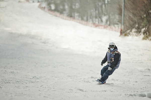 포토 JPG 주간 남자 겨울 스키장 고글 한명 야외 옆모습 30대 설원 한국인 스노우보드 헬멧 스키복 스노우보더 활강 용평스키장 성인남자한명만 장년남자한명만 국내포토 자연요소 1 옷 계절 뷰포인트 스키 운동선수 눈_날씨 사람 동양인 장년 보드_스포츠 보호장비 용평 남자한명만 성인남자만 장년남자만 파일형식