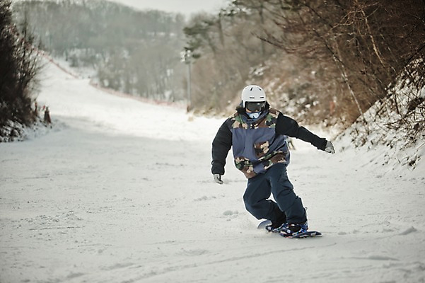 포토 JPG 주간 남자 겨울 스키장 고글 한명 야외 30대 설원 한국인 스노우보드 헬멧 스키복 스노우보더 활강 용평스키장 성인남자한명만 장년남자한명만 국내포토 자연요소 1 옷 계절 스키 운동선수 눈_날씨 사람 동양인 장년 보드_스포츠 보호장비 용평 남자한명만 성인남자만 장년남자만 파일형식