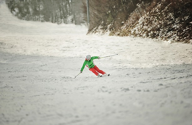 포토 JPG 주간 전신 남자 겨울 스키 스키장 고글 한명 20대 야외 앞모습 설원 한국인 헬멧 스키복 스키선수 폴 활강 용평스키장 청년남자한명만 성인남자한명만 국내포토 자연요소 1 옷 계절 뷰포인트 겨울스포츠 운동선수 눈_날씨 사람 동양인 청년 보호장비 스키용품 용평 남자한명만 성인남자만 청년남자만 파일형식