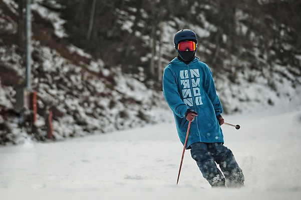 포토 JPG 주간 남자 겨울 스키 스키장 고글 한명 서기 상반신 야외 앞모습 30대 설원 한국인 헬멧 스키복 스키선수 폴 활강 용평스키장 성인남자한명만 장년남자한명만 국내포토 자연요소 1 옷 계절 뷰포인트 모션 겨울스포츠 운동선수 눈_날씨 사람 동양인 장년 보호장비 스키용품 용평 남자한명만 성인남자만 장년남자만 파일형식