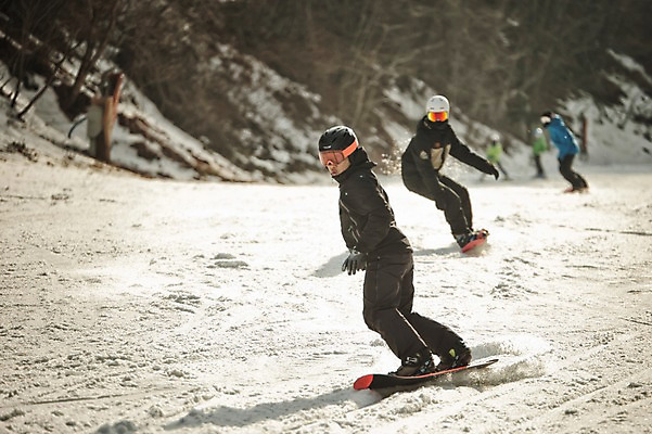 포토 JPG 주간 전신 남자 40대 겨울 스키장 고글 서기 여러명 20대 야외 설원 한국인 스노우보드 군중 헬멧 스키복 스노우보더 활강 용평스키장 국내포토 자연요소 옷 계절 중년 다수 모션 스키 운동선수 눈_날씨 사람 동양인 청년 보드_스포츠 보호장비 용평 파일형식