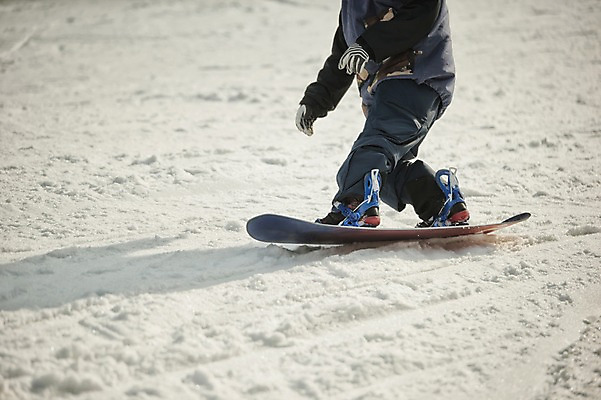 포토 JPG 주간 남자 겨울 스키장 한명 서기 야외 30대 설원 한국인 하반신 스노우보드 스키복 스노우보더 활강 용평스키장 국내포토 자연요소 1 옷 계절 모션 스키 운동선수 눈_날씨 사람 동양인 장년 보드_스포츠 용평 파일형식