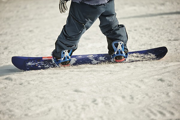 포토 JPG 주간 남자 겨울 스키장 한명 서기 야외 뒷모습 신체부위 30대 설원 한국인 하반신 다리 스노우보드 스키복 스노우보더 활강 용평스키장 국내포토 자연요소 1 옷 계절 뷰포인트 모션 스키 운동선수 눈_날씨 사람 동양인 장년 보드_스포츠 용평 파일형식