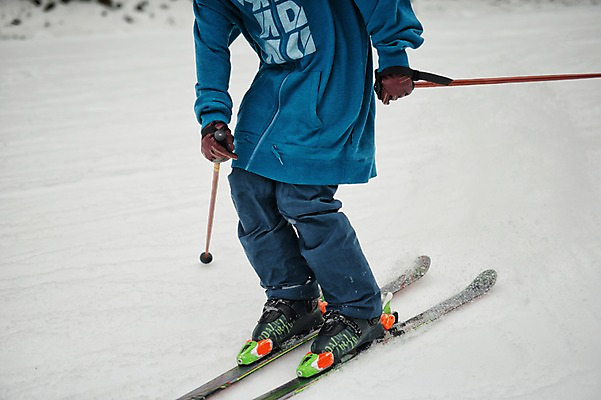 포토 JPG 주간 남자 겨울 스키 스키장 한명 서기 야외 30대 설원 한국인 하반신 스키복 스키선수 폴 용평스키장 국내포토 자연요소 1 옷 계절 모션 겨울스포츠 운동선수 눈_날씨 사람 동양인 장년 스키용품 용평 파일형식