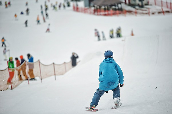 포토 JPG 주간 전신 남자 겨울 스키 스키장 서기 여러명 야외 뒷모습 30대 설원 한국인 군중 헬멧 스키복 스키선수 활강 용평스키장 국내포토 자연요소 옷 계절 뷰포인트 다수 모션 겨울스포츠 운동선수 눈_날씨 사람 동양인 장년 보호장비 용평 파일형식
