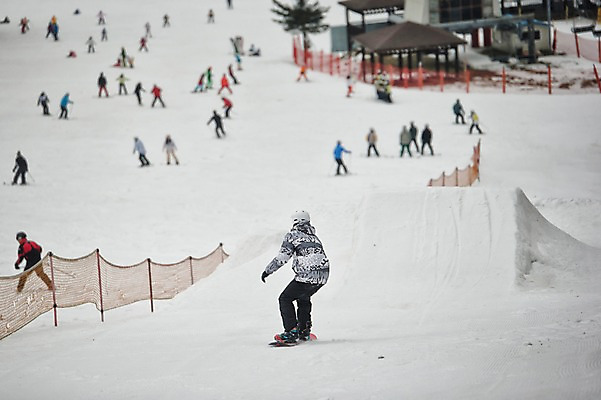 포토 JPG 주간 전신 남자 겨울 스키장 서기 여러명 20대 야외 옆모습 설원 한국인 스노우보드 군중 헬멧 스키복 스노우보더 활강 용평스키장 국내포토 자연요소 옷 계절 뷰포인트 다수 모션 스키 운동선수 눈_날씨 사람 동양인 청년 보드_스포츠 보호장비 용평 파일형식