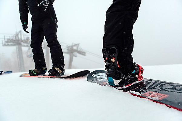 포토 JPG 주간 남자 겨울 스키장 서기 야외 두명 신체부위 설원 한국인 하반신 다리 스노우보드 스키복 스노우보더 용평스키장 국내포토 자연요소 옷 계절 모션 스키 운동선수 눈_날씨 사람 동양인 보드_스포츠 용평 파일형식