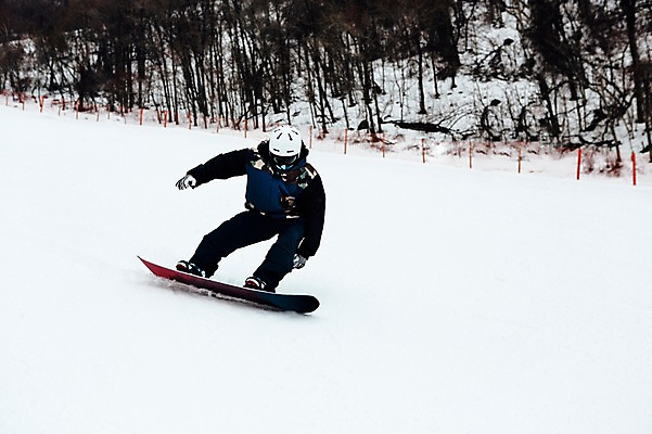 포토 JPG 주간 남자 겨울 스키장 고글 한명 야외 30대 설원 한국인 스노우보드 헬멧 스키복 스노우보더 활강 용평스키장 성인남자한명만 장년남자한명만 국내포토 자연요소 1 옷 계절 스키 운동선수 눈_날씨 사람 동양인 장년 보드_스포츠 보호장비 용평 남자한명만 성인남자만 장년남자만 파일형식