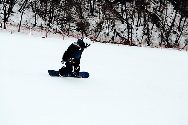포토 JPG 주간 남자 겨울 스키장 한명 야외 30대 설원 한국인 스노우보드 헬멧 스키복 스노우보더 활강 용평스키장 성인남자한명만 장년남자한명만 국내포토 자연요소 1 옷 계절 스키 운동선수 눈_날씨 사람 동양인 장년 보드_스포츠 보호장비 용평 남자한명만 성인남자만 장년남자만 파일형식